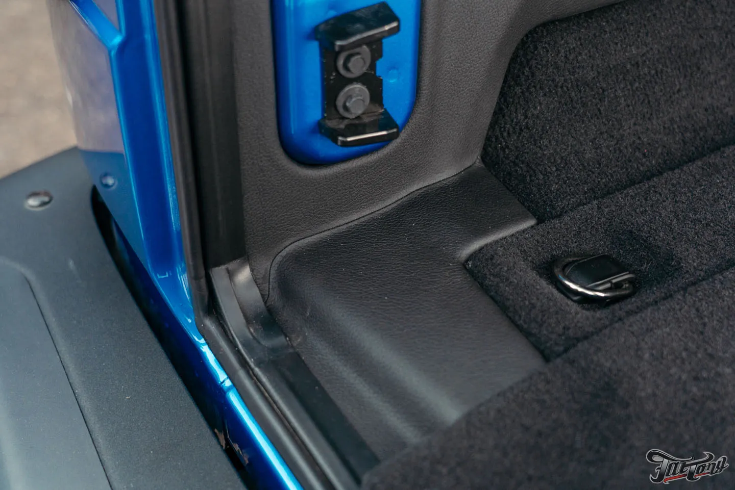 Прокачали Jeep Wrangler Rubicon, часть 2: установка цветных ремней безопасности, доработки по кузову. Как выглядит автомобиль после всех работ?